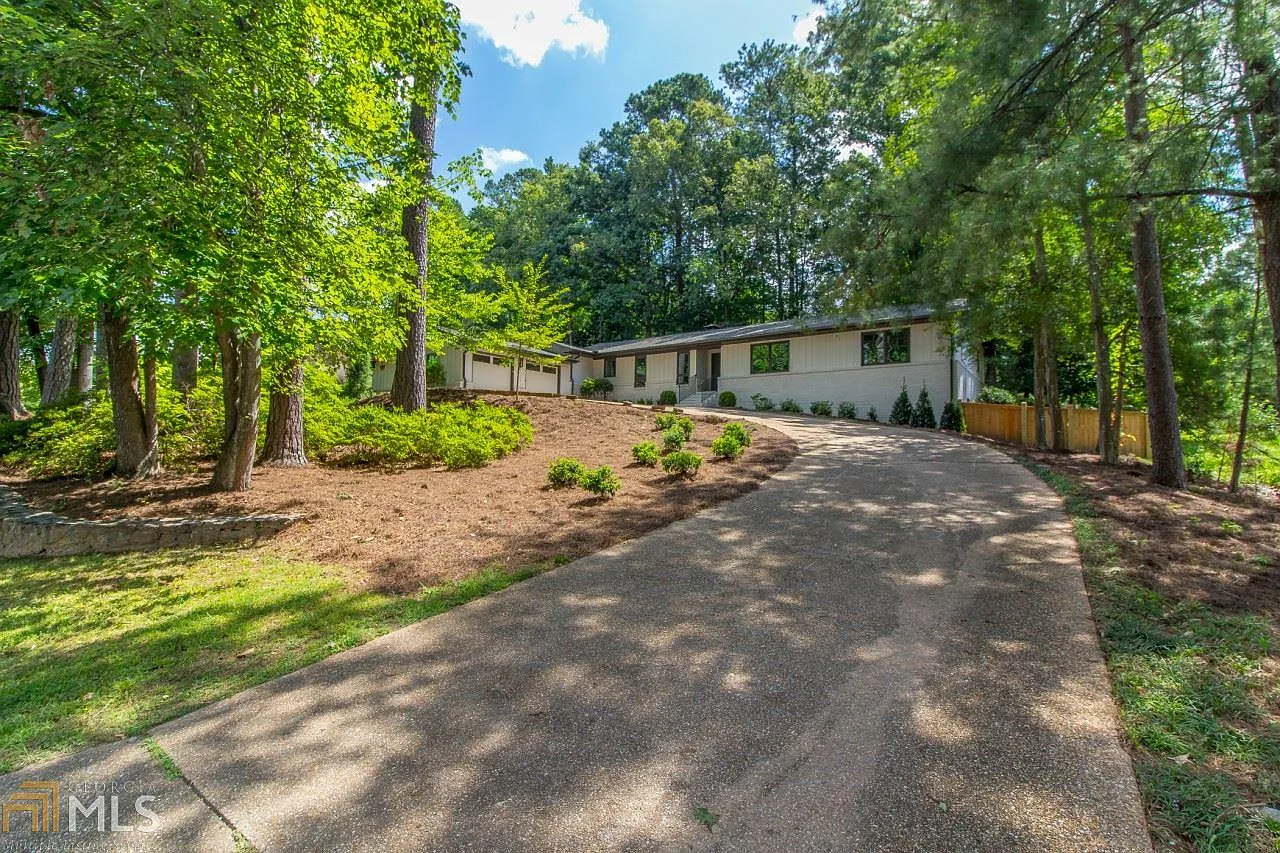1915 Castleway Ln photo 1