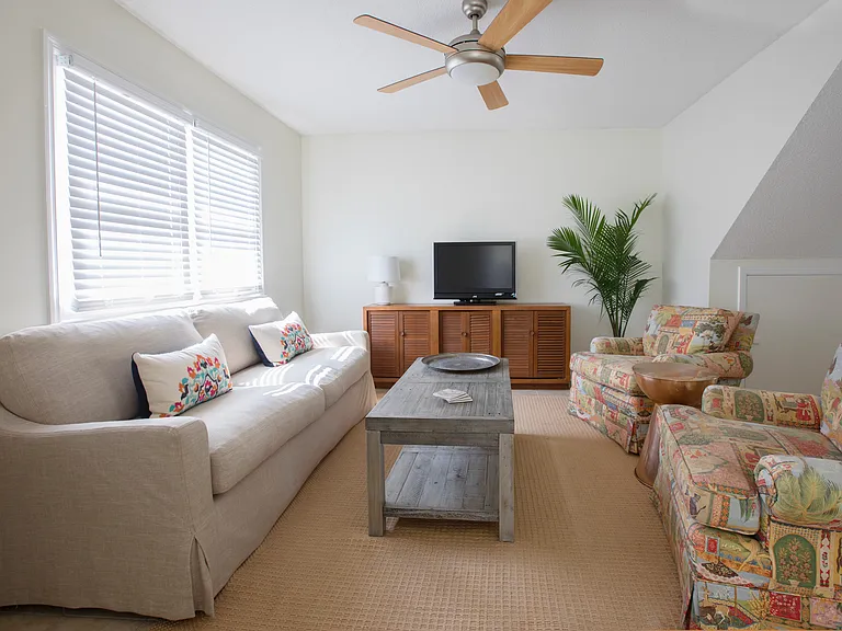 637 Baytree Ct — Photo 2