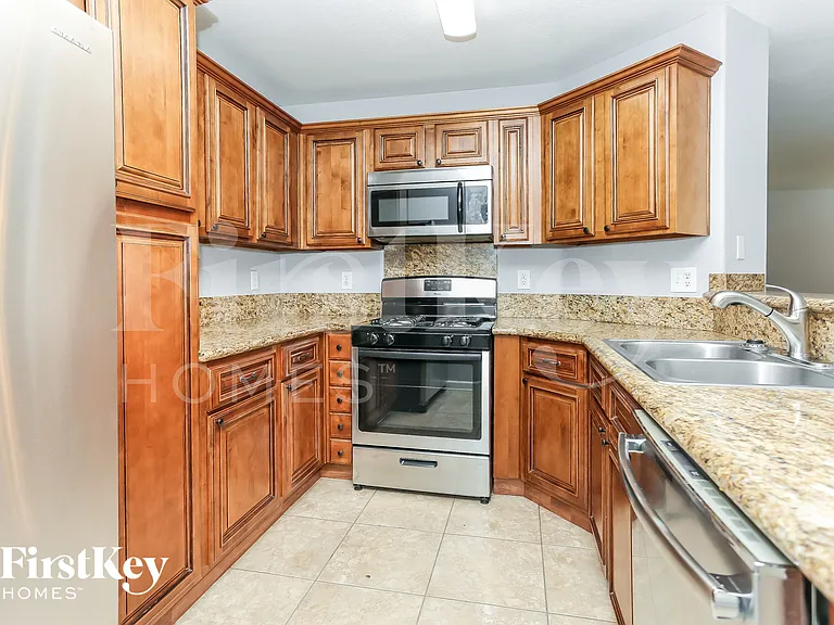 7404 Fencerow St — Photo 5