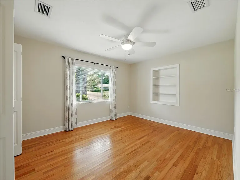 1426 Crestview Dr — Photo 14
