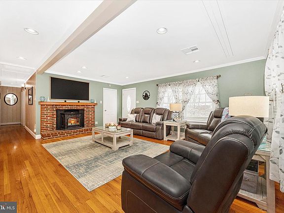 5th image of 1676 Monument Rd