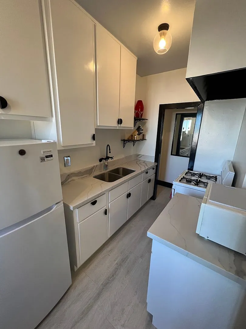Modern Downtown Long Beach Studio | Utilities Included — Photo 2