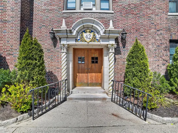 42 Pondfield Road W #4F, Bronxville, NY 10708