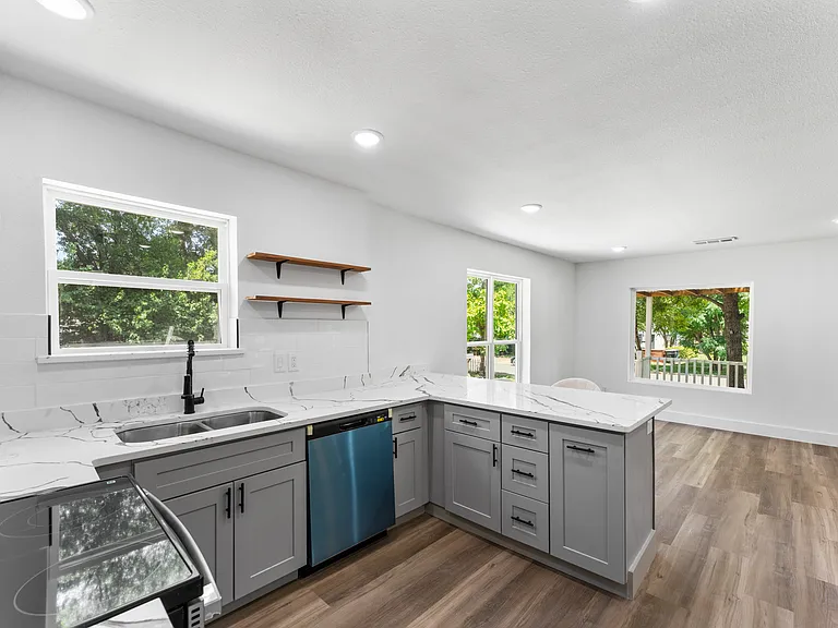 2730 Gladstone Dr — Photo 8