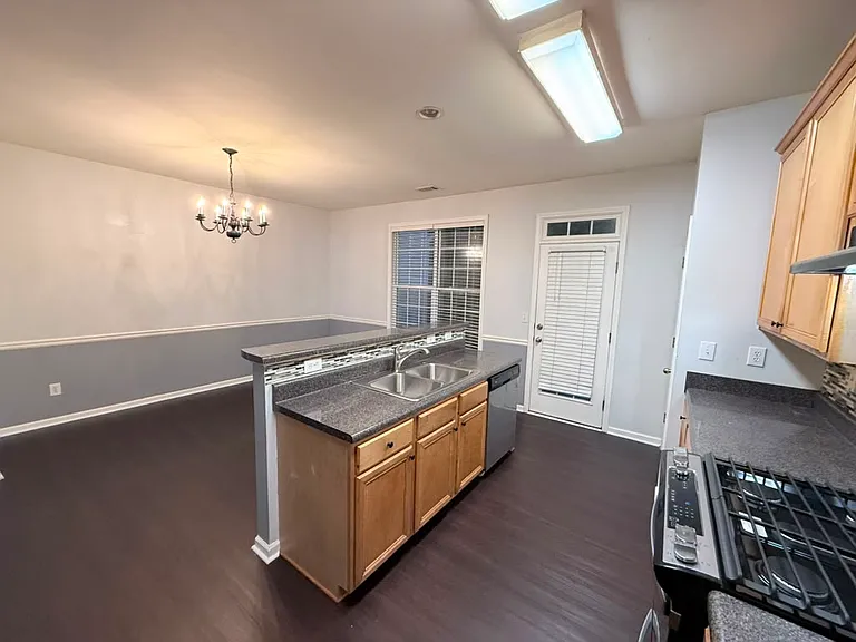 215 Galecrest Dr — Photo 7