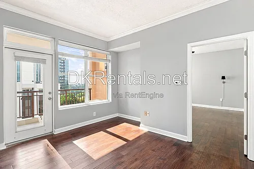 1101 Juniper St NE Photo 1