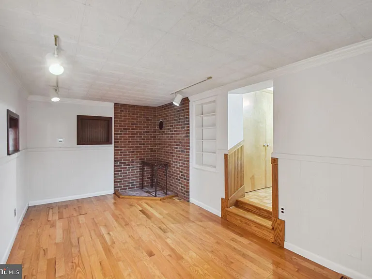 238 Varsity Ave — Photo 9