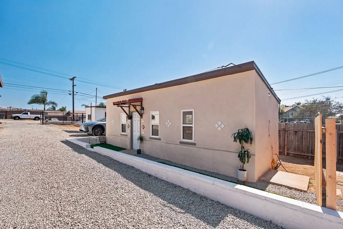 1 bed, 1.0 bath, 350 sqft, $2,000 — Photo 2