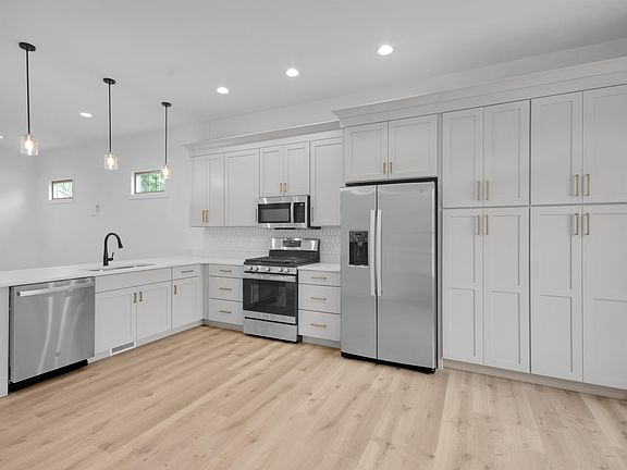 3rd image of 18138 Cloverleaf Dr S
