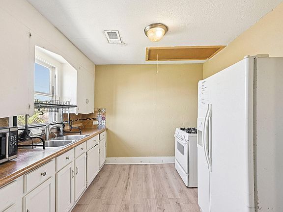 4th image of 5224 Bernardo De Galvez Ave Unit B
