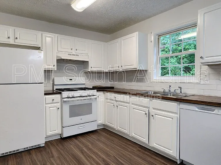 588 Hunnicutt Rd SE — Photo 11