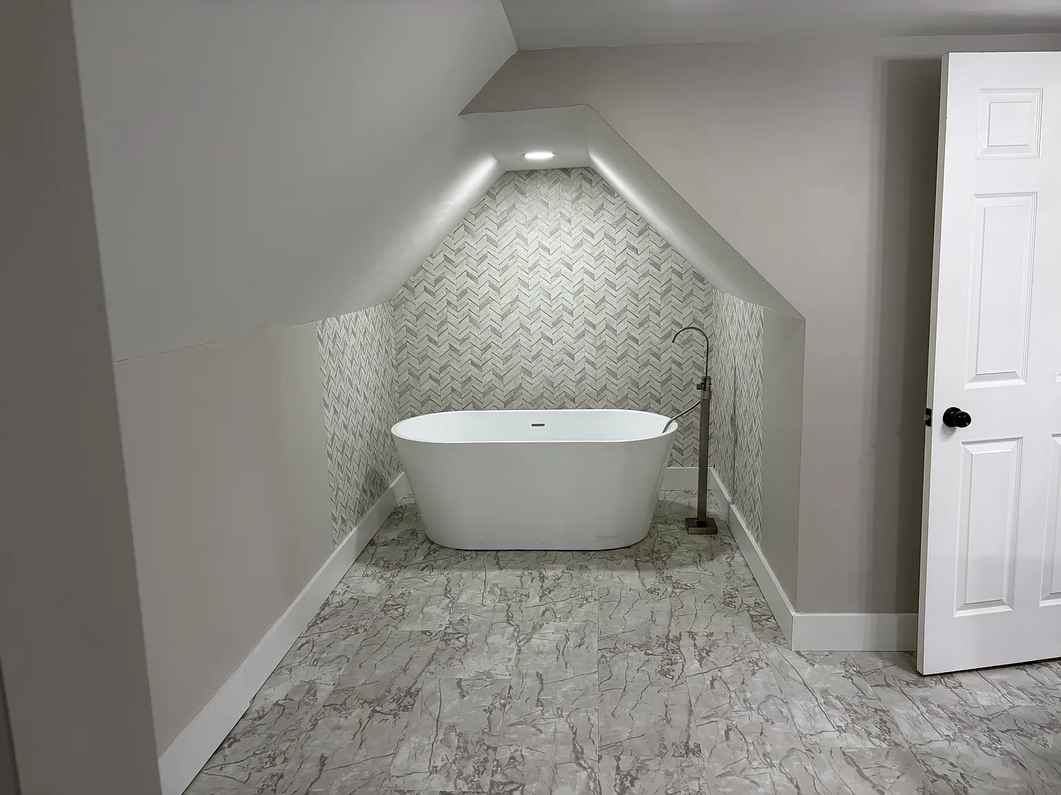 3 bed, 1096 sqft, $1,900 — Photo 4