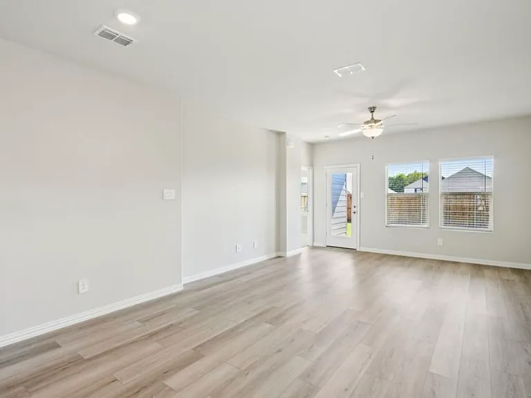808 Leavenworth Dr — Photo 8