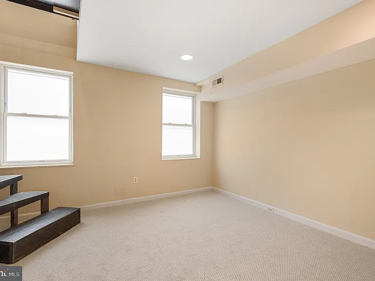 1123 W Lombard St — Photo 29