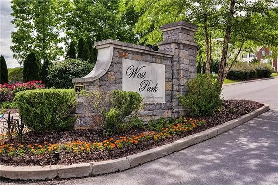 Minutes from Hwy 40 and downtown Nashville 3 bdr - 3 1/2 baths plus large Bonus Room must see! — Photo 2