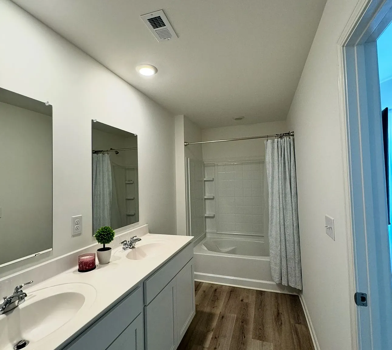 245 Chelsea Park Cir — Photo 3