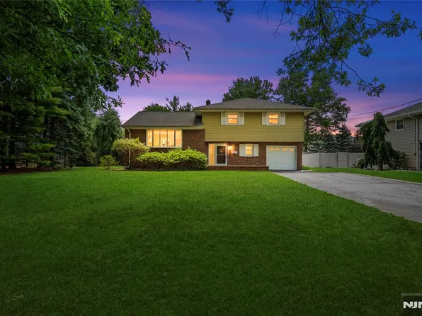 13 Lake Dr, Westwood, NJ 07675