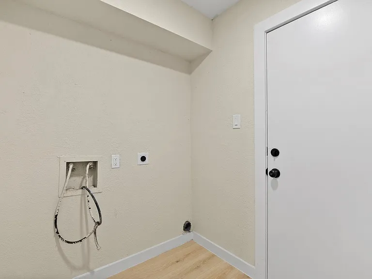 2322 Aprilmont Dr — Photo 18