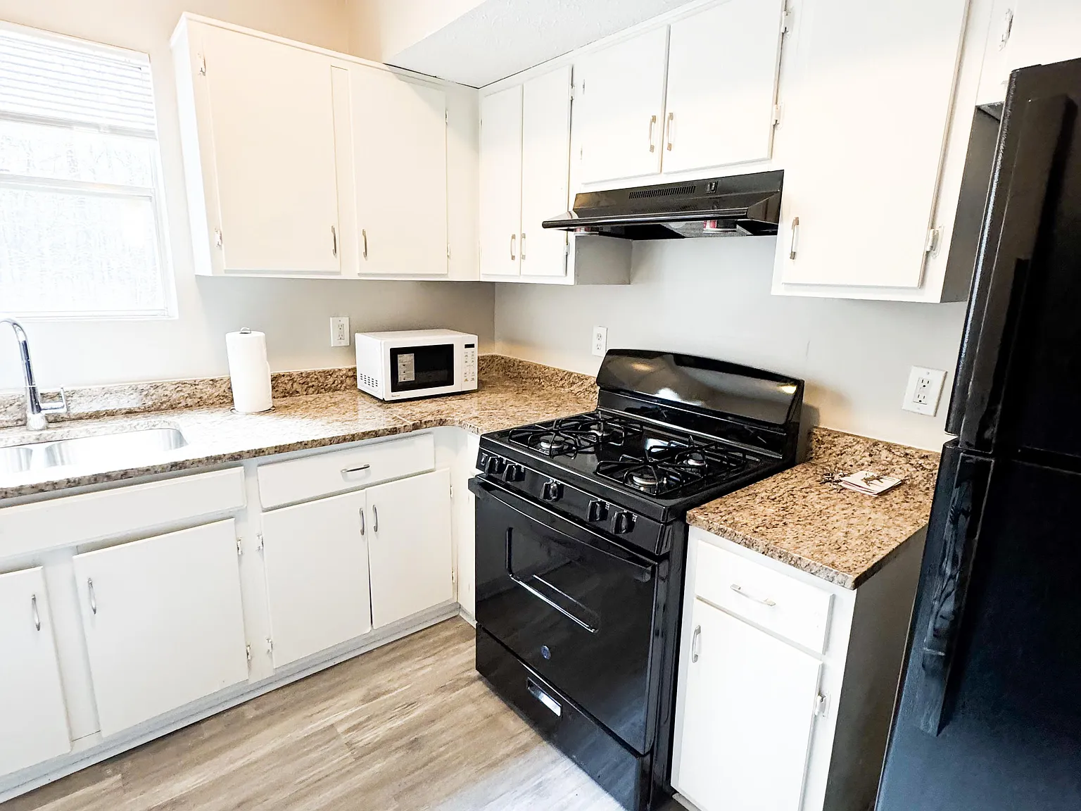 4 bed, 3.0 bath, 2400 sqft, $672 — Photo 4