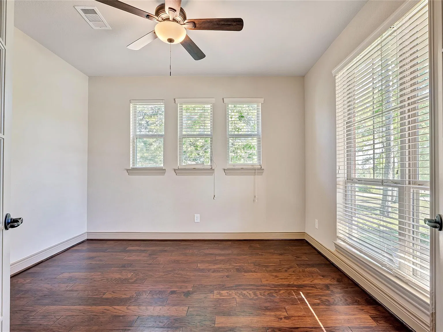 5 bed, 4.0 bath, 3808 sqft, $4,500 — Photo 3