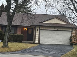 569 Iroquois Trl, Carol Stream, IL 60188