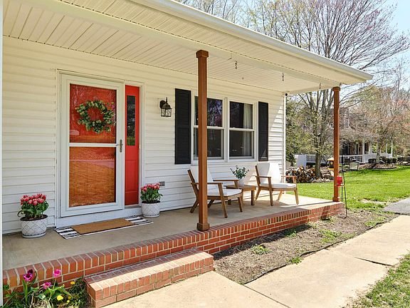 2nd image of 1935 Creekside Ct