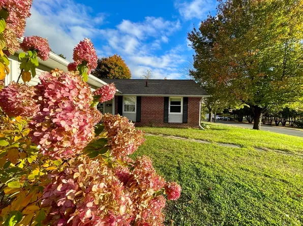 1 Linda Ln, Turners Falls, MA 01376