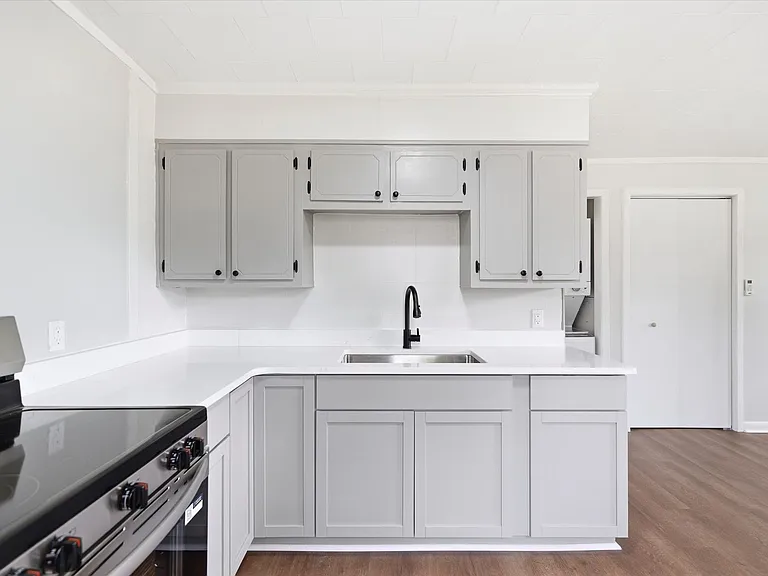 924 W Huntington Ave — Photo 8