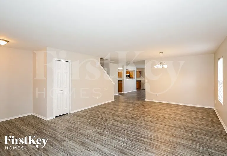 933 Silverberry St — Photo 5