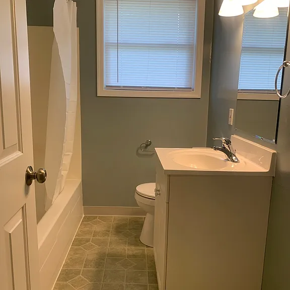 Hall full bathroom