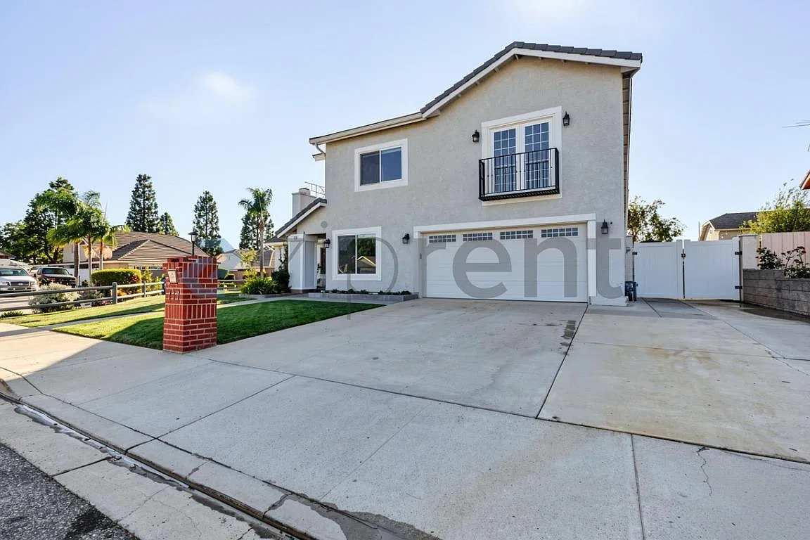 4 bed, 2801 sqft, $4,725 — Photo 2
