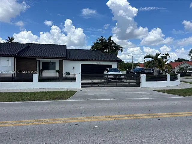 4 bed, 3.0 bath, $7,000 — Photo 2