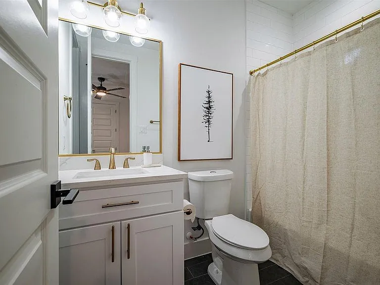 1305 E 27th St #B — Photo 24