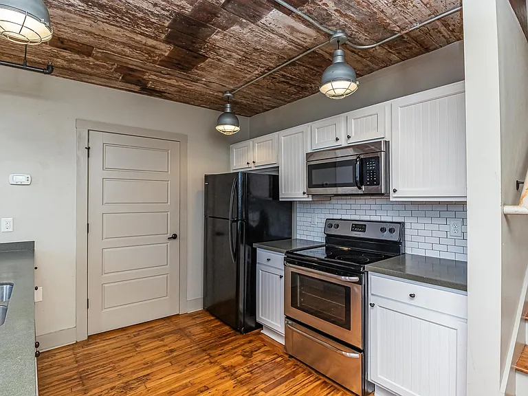 215 Nash St E — Photo 16