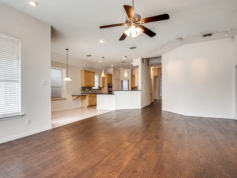 516 Cromwell Ct — Photo 6