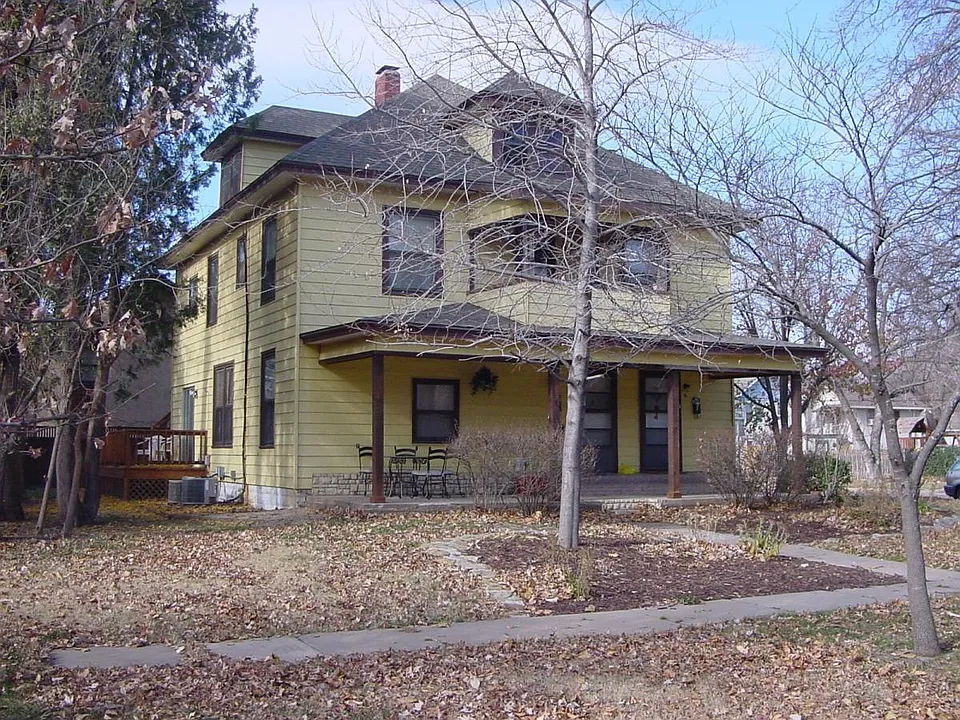 945 N Woodrow Ave