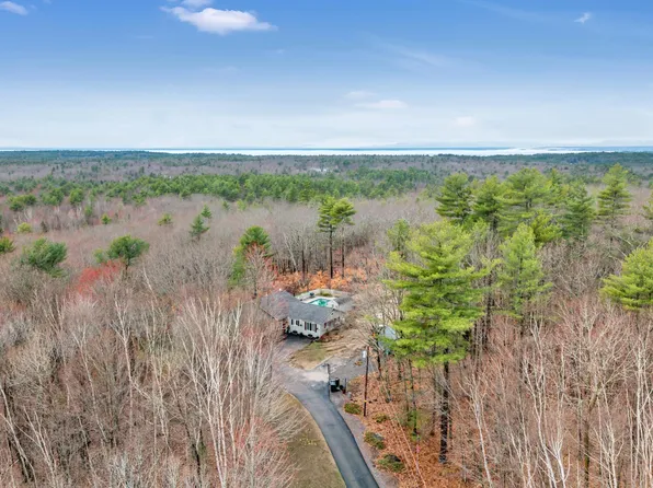 28 Oakledge Hills Road, Raymond, ME 04071