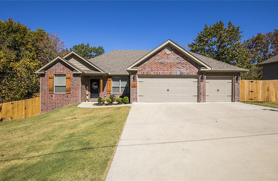 1st image of 8 Lillian Ln