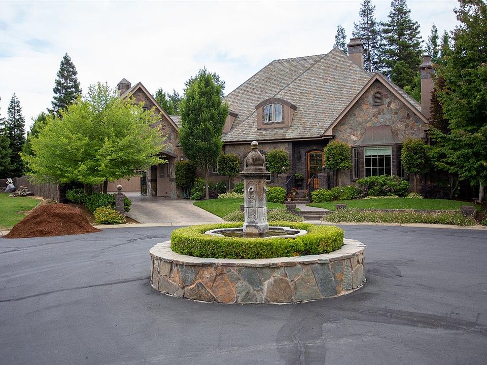1st image of 4 Oak Hollow Dr