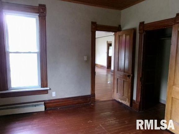 5th image of 638 E Elm St