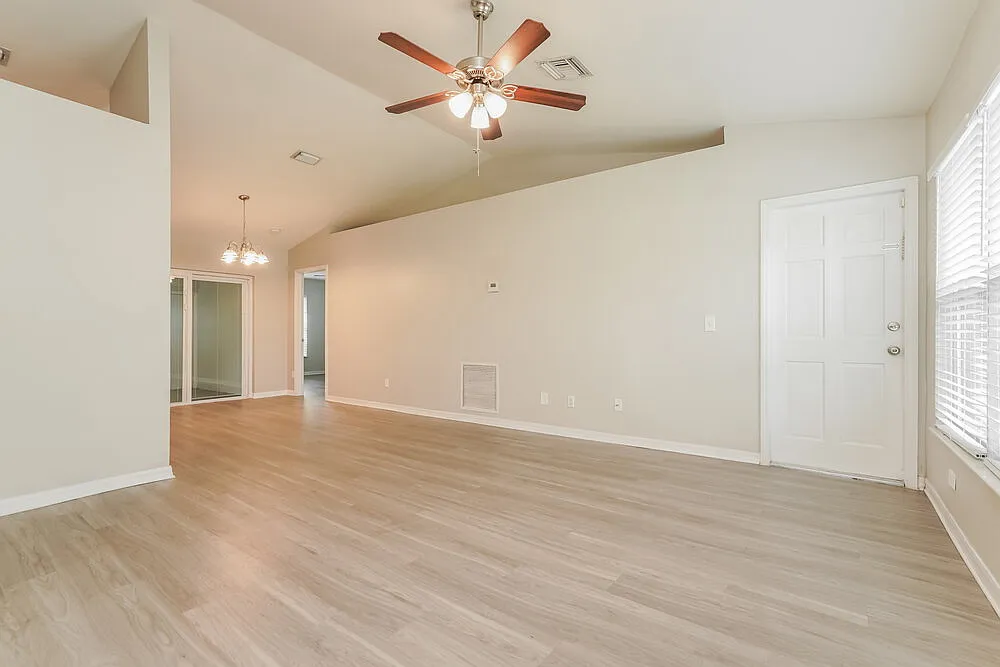 3 bed, 2.0 bath, 1234 sqft, $2,605 — Photo 3