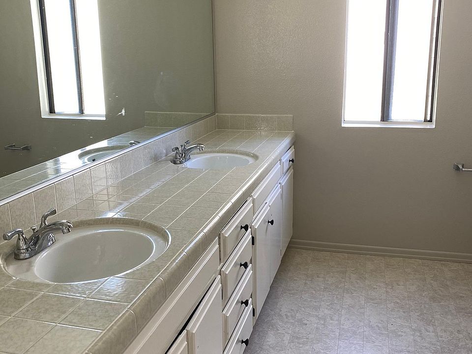 2nd image of 718 Iris Ave #B