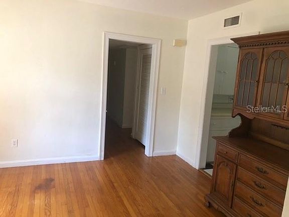 4th image of 910 N Glenwood Ave