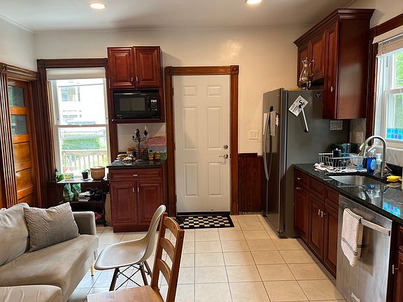 eat-in kitchen