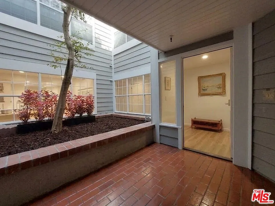 2 bed, 2.0 bath, 1886 sqft, $6,500 — Photo 3