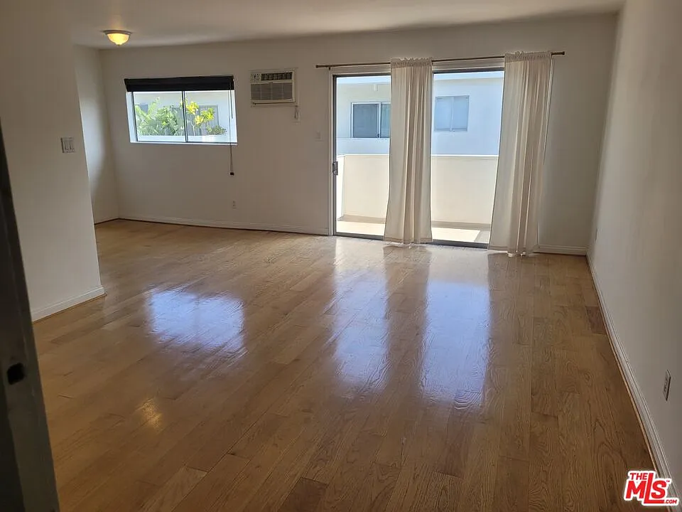 1 bed, 1.0 bath, 688 sqft, $2,300 — Photo 2