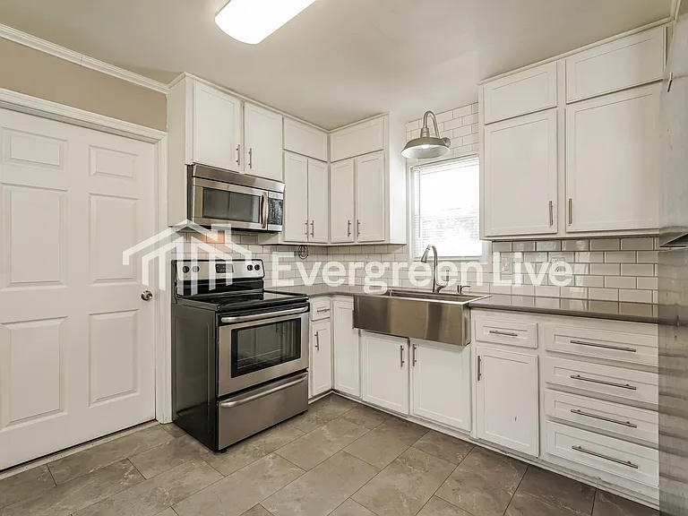 323 Marshall St — Photo 7
