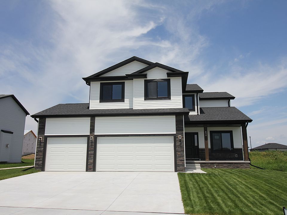 Image shows upgrade to 3-stall garage.