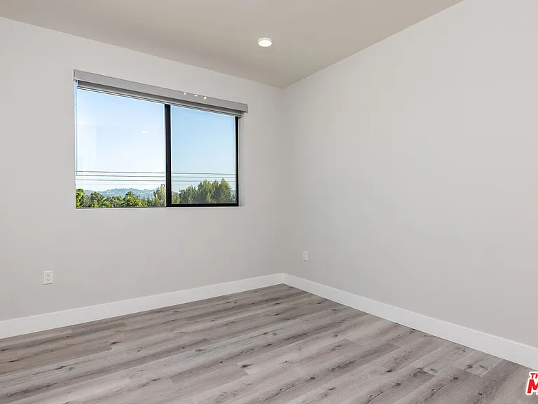 14612 Calvert St #404 — Photo 19