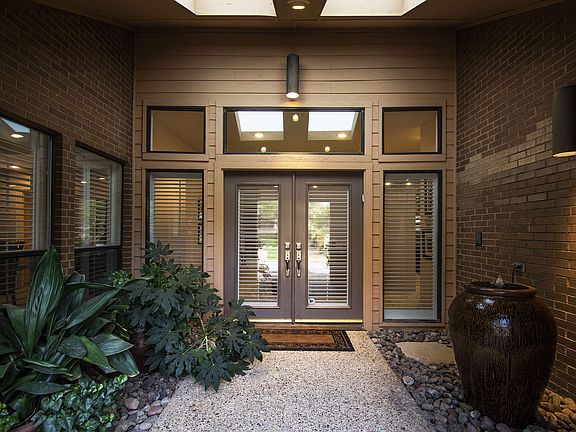 03front_entrance.jpg